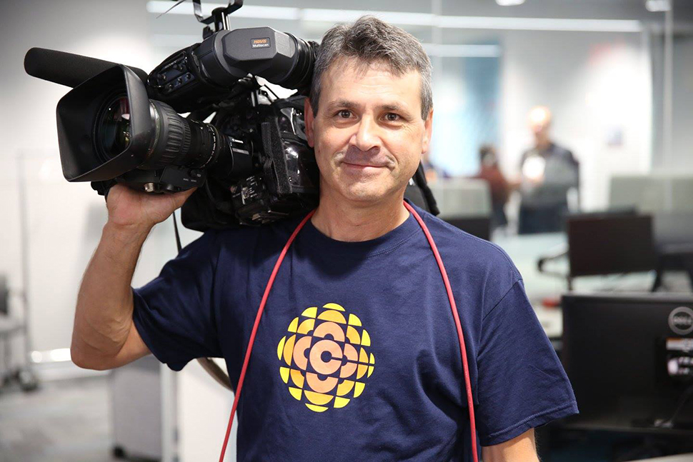 Un caméraman d’ICI Nord de l'Ontario prêt à entrer en action
