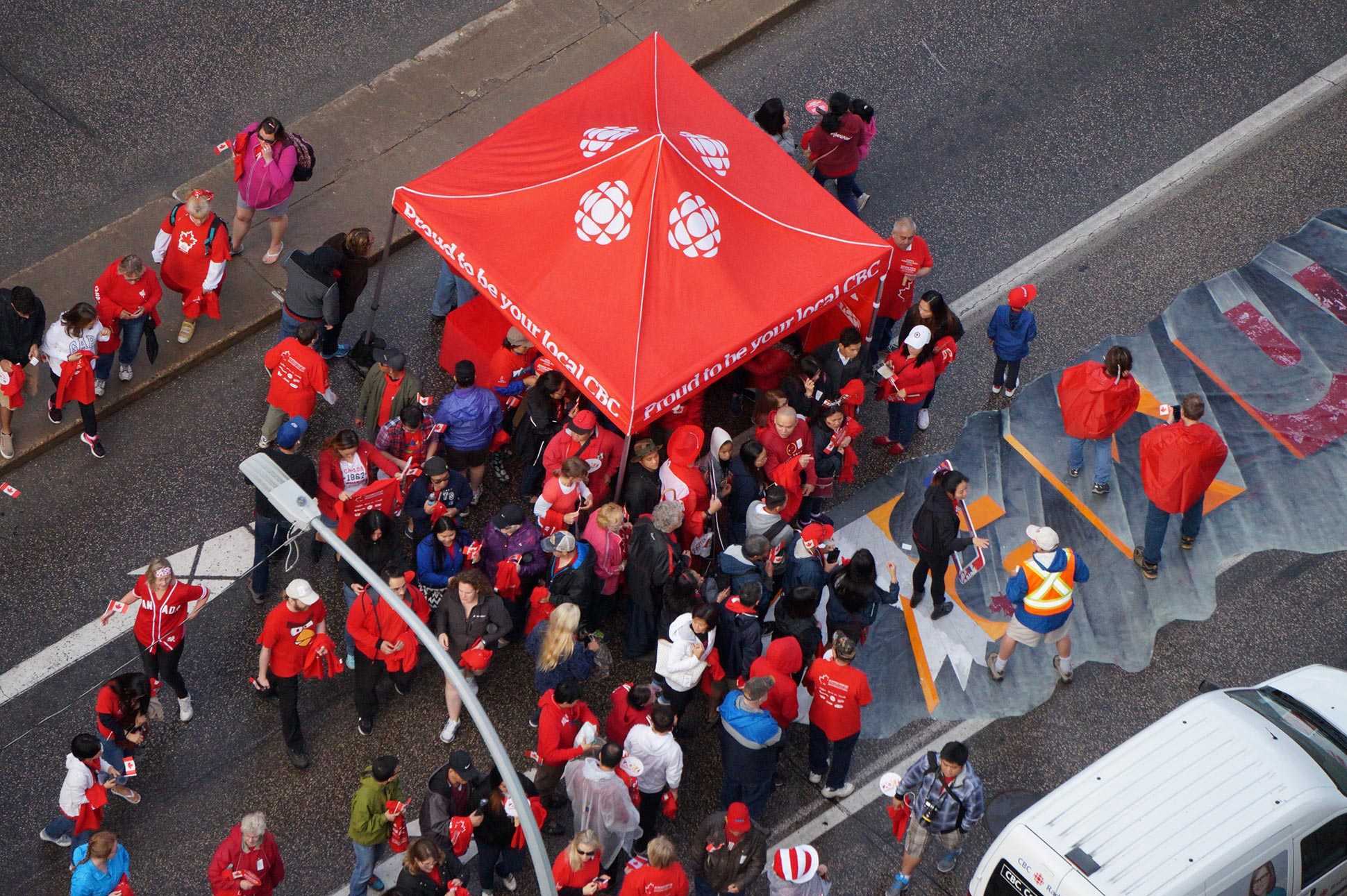 Vue aérienne d'une foule et d'une tente de Radio-Canada.